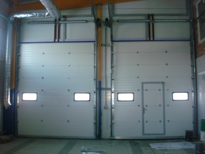 Секционные ворота с калиткой