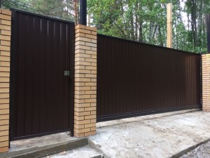 Откатные ворота с калиткой